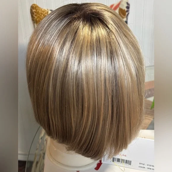 Jon Renau Blair short bob Wig color shaded praline 22FS8. - Picture 2 of 11